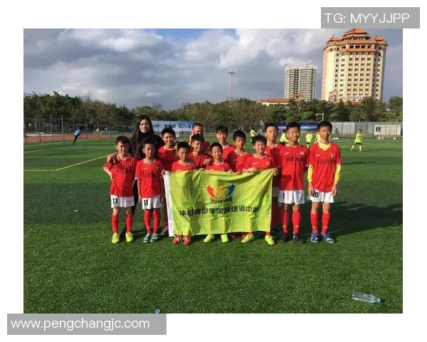 小孩足球球星默契配合展现成长与梦想的力量