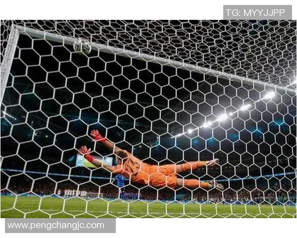 足球球星惊险救球瞬间合集 展现顶级反应与无与伦比的技巧